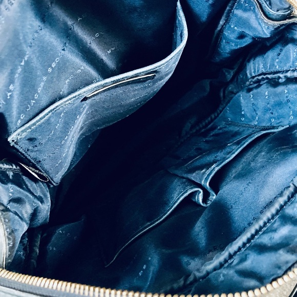 Authentic Marc by Marc Jacobs Crossbody Bag with straps. - Picture 4 of 5